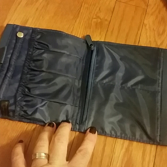 SOLD ♥️FREE WITH PURCHASE! Kenneth Cole Wallet - Picture 2 of 3