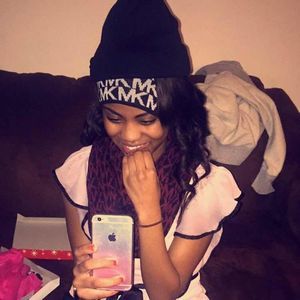 Meet your Posher, Dakeia