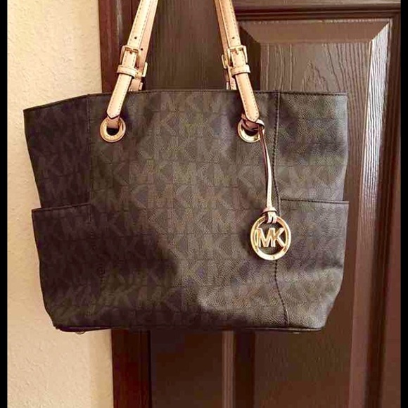 🔴❌SOLD❌🔴ON DIFF SITE❗️ AUTHENTIC MK Jet Set Tote - Picture 1 of 4