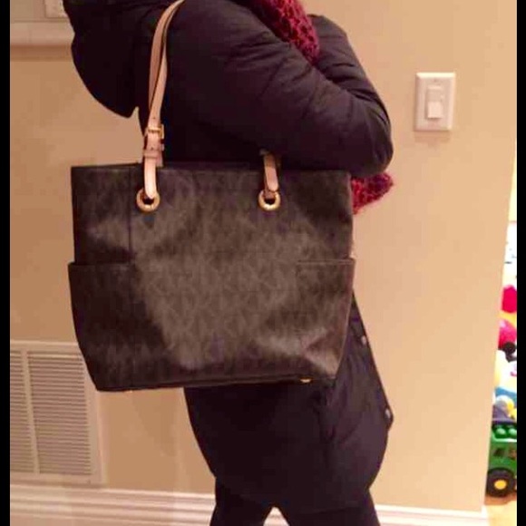 🔴❌SOLD❌🔴ON DIFF SITE❗️ AUTHENTIC MK Jet Set Tote - Picture 2 of 4