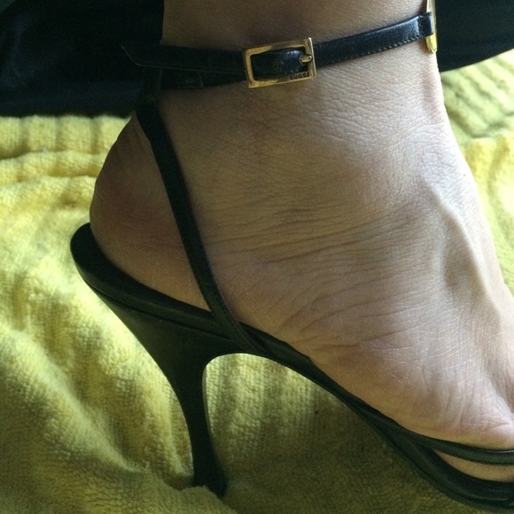 Gucci authentic blk and gld Medallion heels 👠 - Picture 4 of 4