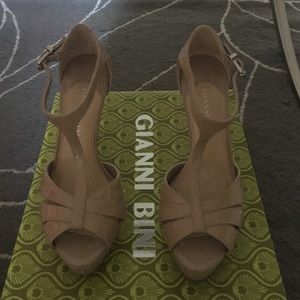 Gianni Bini size 6 nude patent t strap heel