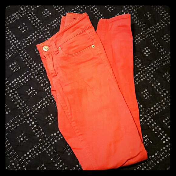Coral pants, a must have for spring!