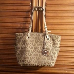 Micheal Kors    Hand bag