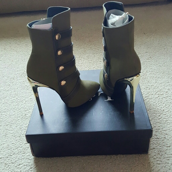 New Size 7 olive green booties