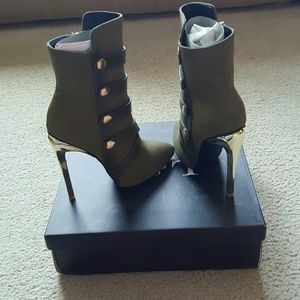 New Size 7 olive green booties