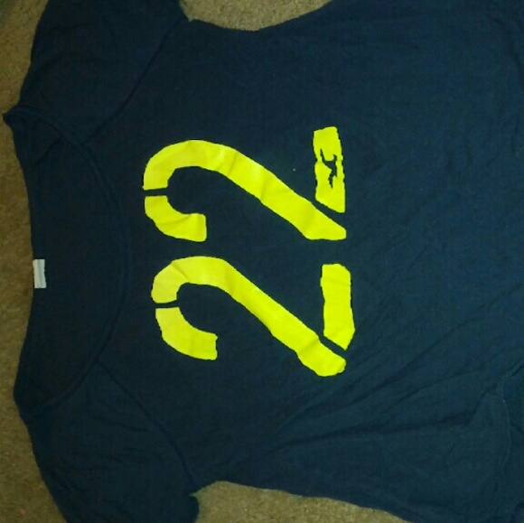 Hollister tee