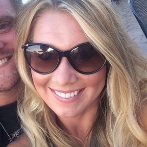 Clothes hoarder, engineer, wifey and fur mama!