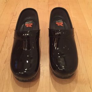 Dansko black patent blogs