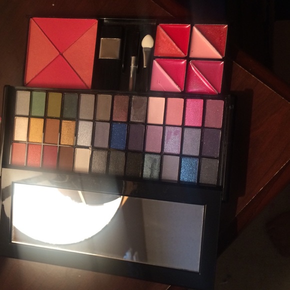 Makeup - Picture 2 of 2