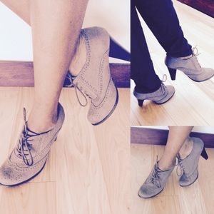 Versatile Oxford Heels in Charcoal
