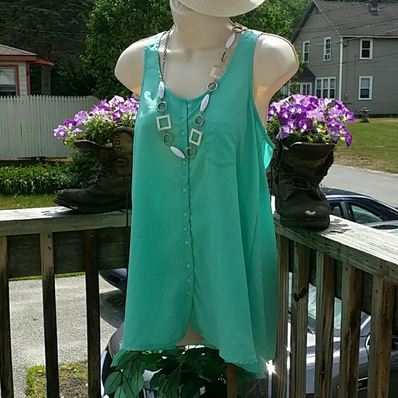 SOLD TO NEIGHBOR! 🐸Beautiful Flowing Blouse - Picture 2 of 4