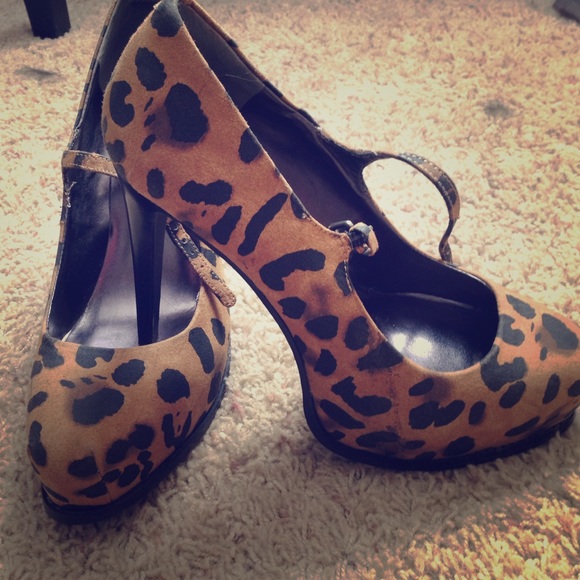 Vera wang. Cheetah print mary jane