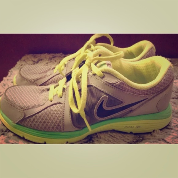 Youth girls NIKE DUAL FUSION RUN size 4Y/Women's 6