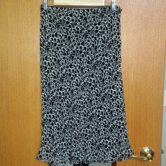 New! Cute Black & White Skirt