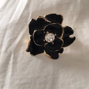 Black and gold flower costume jewelry ring.