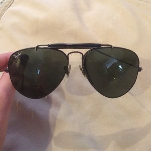 Black vintage raybans! Aviators!
