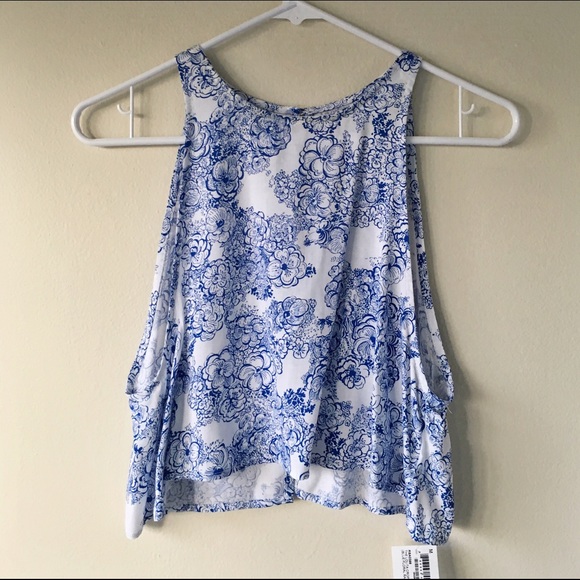 American Apparel Tops - Adorable NEW American Apparel Floral Crop Top 🌸