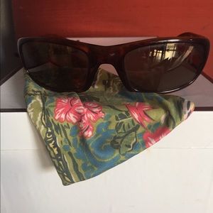 Maui Jim stingray sunglasses with soft case