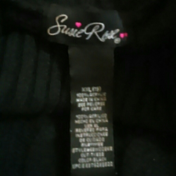 Sweater fits like a medium - Picture 2 of 2