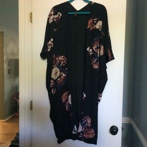 Melissa McCarthy black poncho