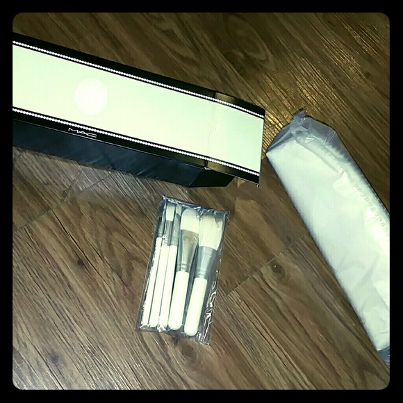 MAC limited edition brush set BRAND NEW IN BOX