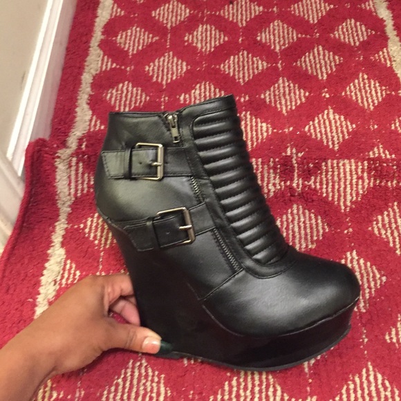 Shoe - Picture 2 of 2