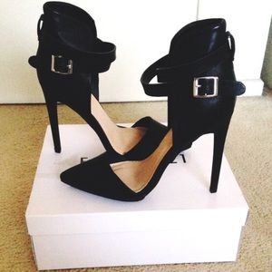 Black pointed pointy forever 21 heels strap