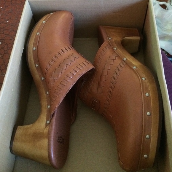 Worn twice tan Ugg Clogs!