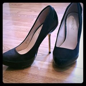NWOT Black stilettos with gold heel