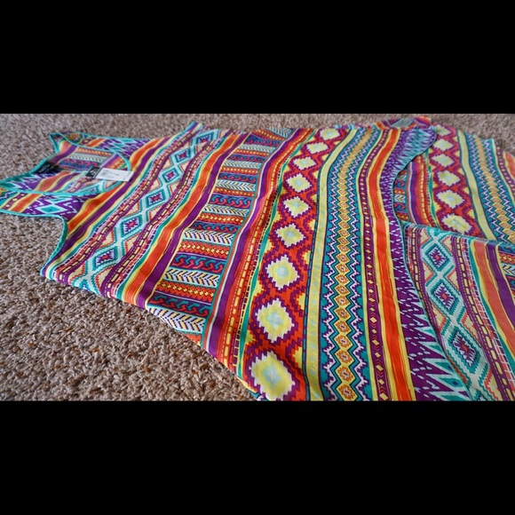 ✨Beautiful Aztec Print High-Low Top✨