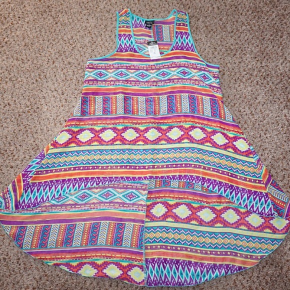 ✨Beautiful Aztec Print High-Low Top✨ - Picture 2 of 3