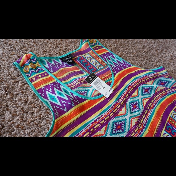 ✨Beautiful Aztec Print High-Low Top✨ - Picture 3 of 3