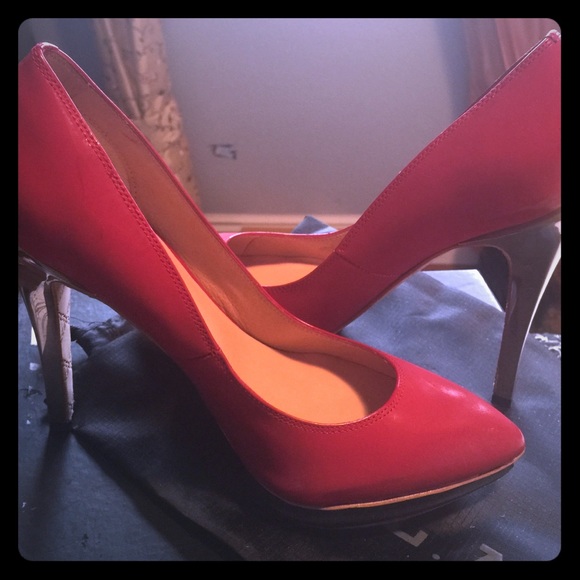 Lamb Glam pump in red! Only worn once.