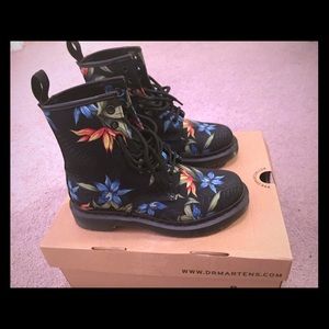 New Dr. Martens Castel 8-Eye Boot Black Hawaiian