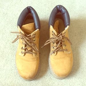 Look alike Timberlands size 7.5