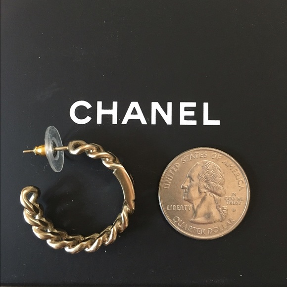 🎉SOLD🎉NEW AUTHENTIC CHANEL Gold Hoop CC Earings - Picture 3 of 4