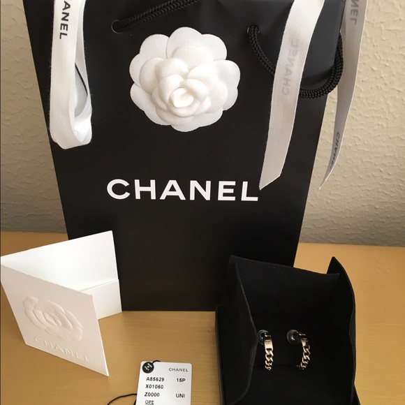 🎉SOLD🎉NEW AUTHENTIC CHANEL Gold Hoop CC Earings - Picture 2 of 4