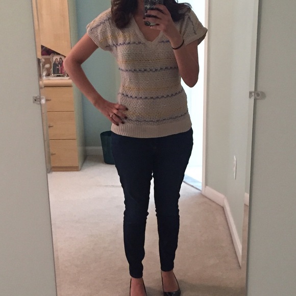Cute spring pastel top in size small!