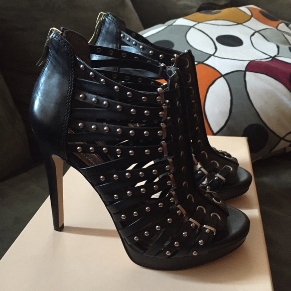 BCBGeneration peep toe black vachetta size 6M