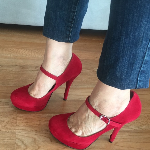 Amazing brand new red high heels 😍