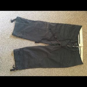 Refuge black capris size 7