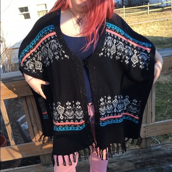 + Open Fringe Poncho with Toggle! NEW! - Picture 4 of 7