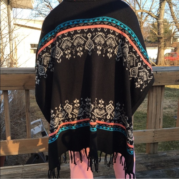 + Open Fringe Poncho with Toggle! NEW! - Picture 5 of 7