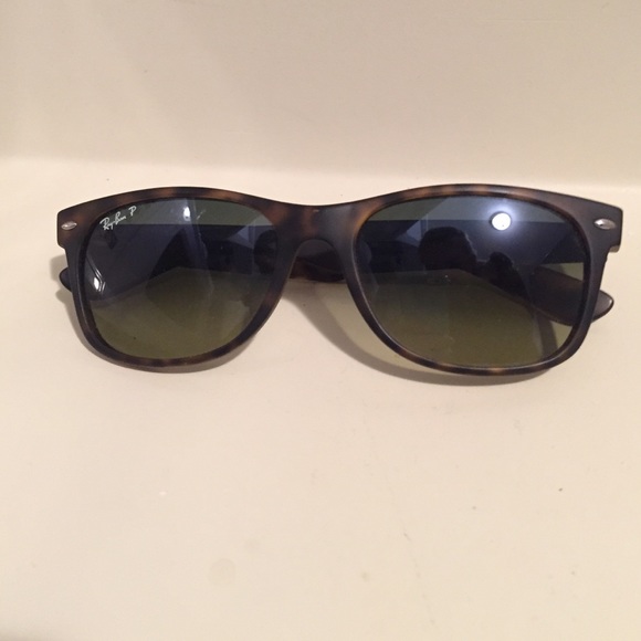 Ray-Ban Accessories - LIKE-NEW RayBan Wayfarers polarized sunglasses