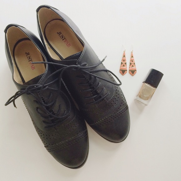 JustFab Shoes - Chic Black JustFab Oxfords with Cutout Detailing