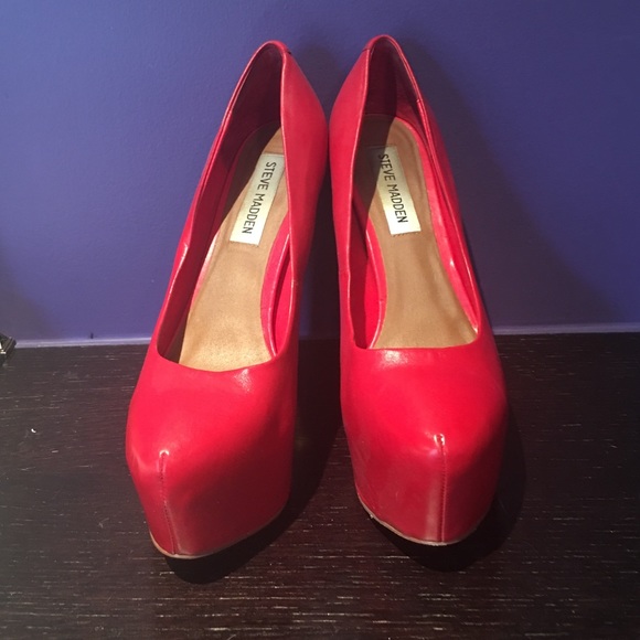 Steve Madden red pumps