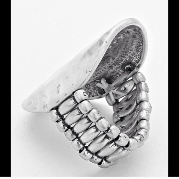 Silver tone cut out arrow ring with antique look - Picture 2 of 3