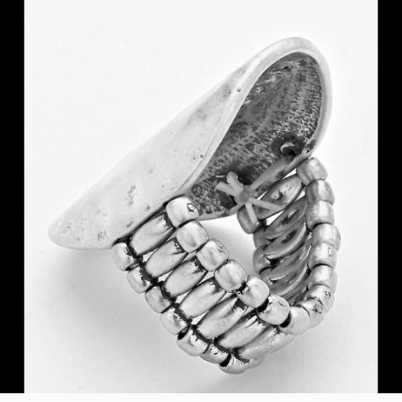 Silver tone cut out arrow ring with antique look - Picture 3 of 3