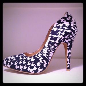 Navy Houndstooth heels... Love Iove these!